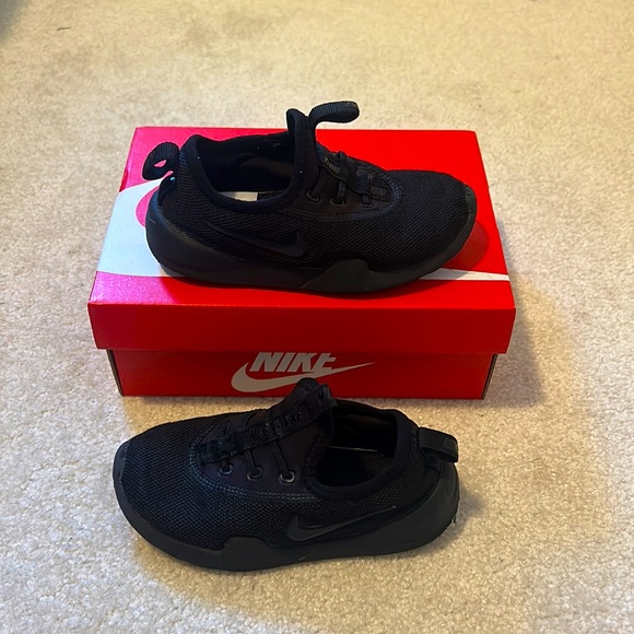 Nike Black slip on sneakers size 10C - Picture 2 of 5